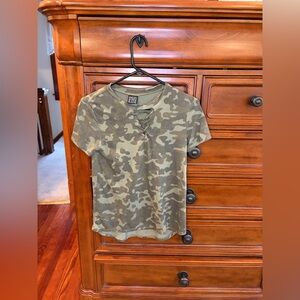 Modern Lux Camo Lace-Up Front Tee XS Olive Green